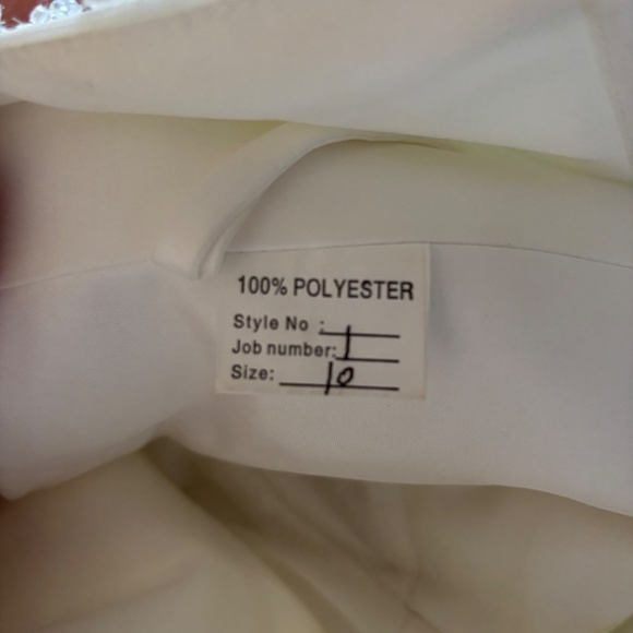 White gown with bead detail and small train - Picture 12 of 14